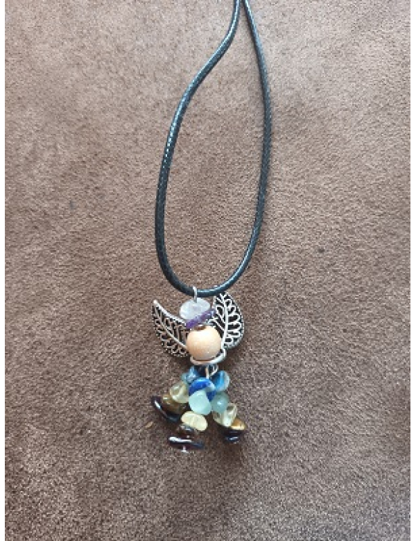 ketting met engeltje en assorti steentjes ketting met engeltje en assorti steentjes