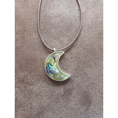 Ketting met een maan met epoxy, halfedelsteen en schelp.