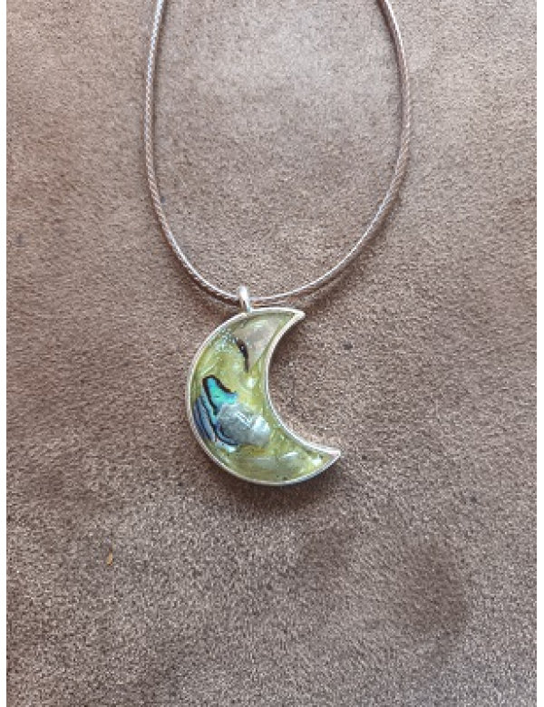 Ketting met een maan met epoxy, halfedelsteen en schelp.