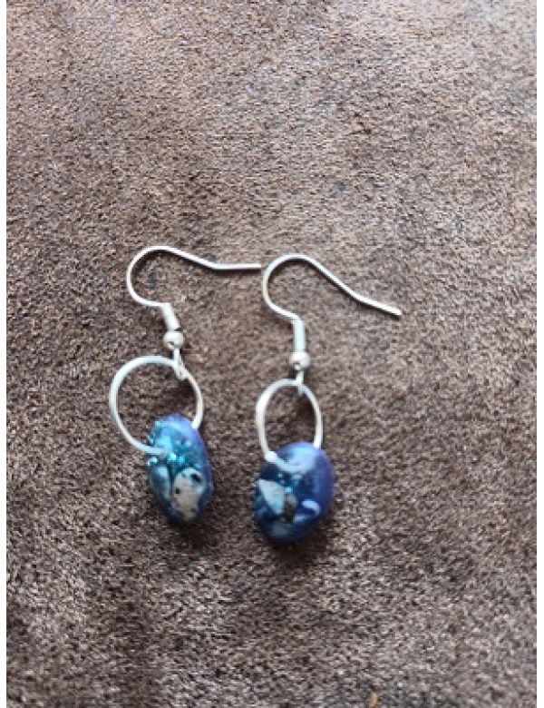 Oorbellen van epoxy met lapis lazuli