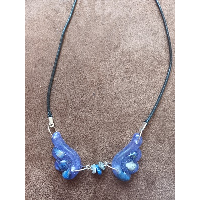 ketting met engelenvleugels en lapis lazuli