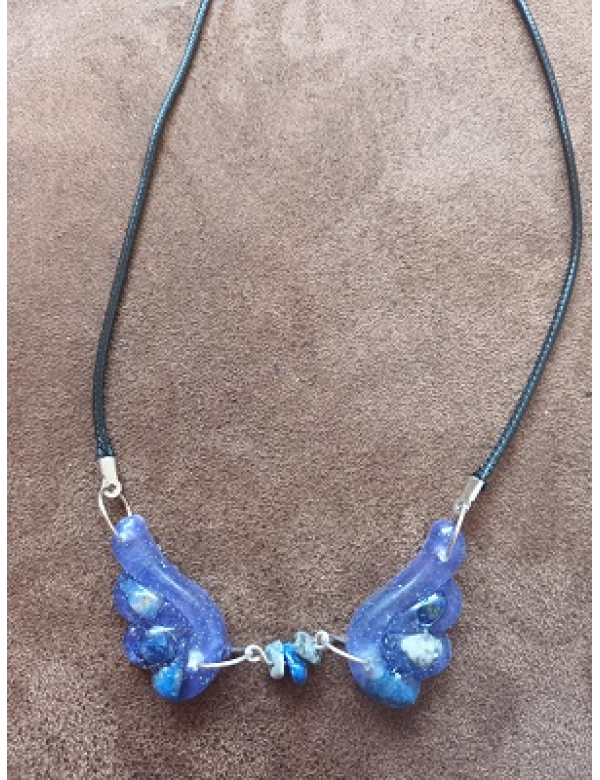 ketting met engelenvleugels en lapis lazuli
