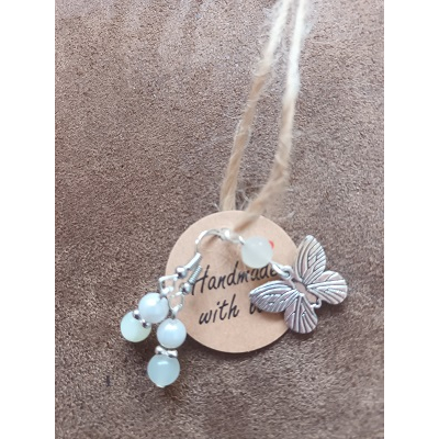Oorbellen met groene jade en een hanger voor aan een ketting