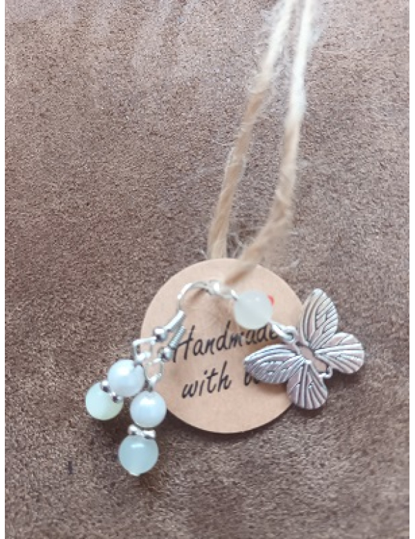 Oorbellen met groene jade en een hanger voor aan een ketting Oorbellen met groene jade en een hanger voor aan een ketting