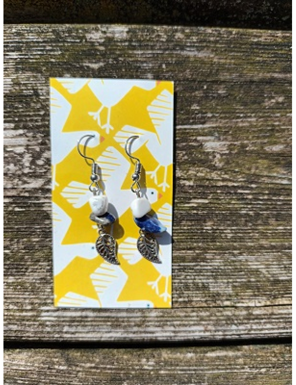 Oorbellen veertjes en lapis lazuli