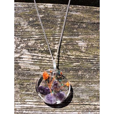 Hanger met amethist en oranje bloemetjes van epoxy