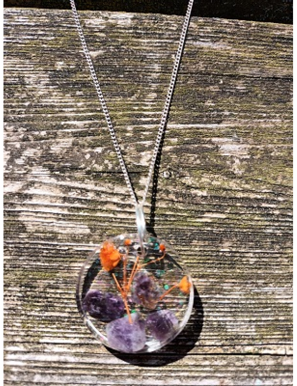Hanger met amethist en oranje bloemetjes van epoxy