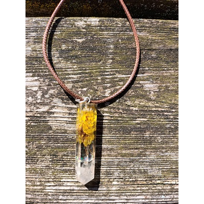 epoxy hanger met gele bloem en rozenkwarts
