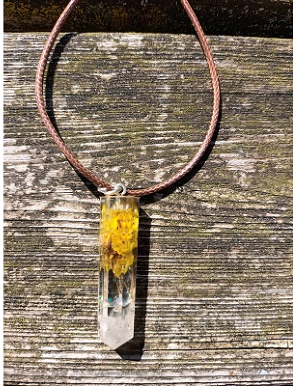 epoxy hanger met gele bloem en rozenkwarts
