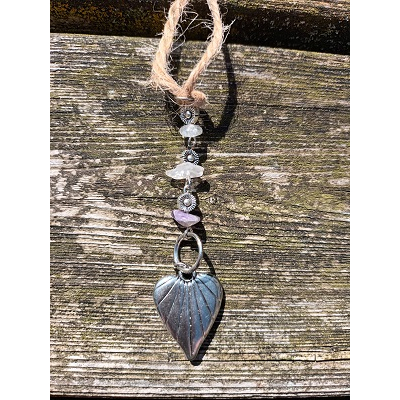 Hanger met hart en gouden driehoek.