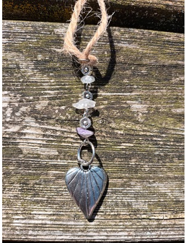 Hanger met hart en gouden driehoek.