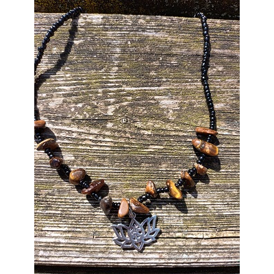 Ketting met tijgeroog en lotusbloem