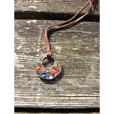 Hanger met lapis lazuli en oranje bloem