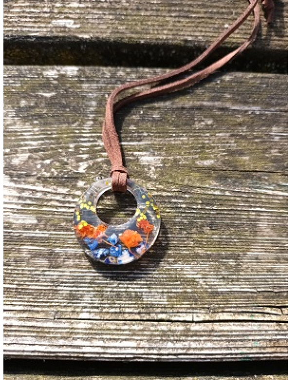 Hanger met lapis lazuli en oranje bloem