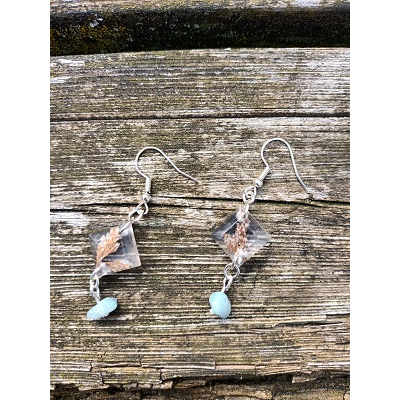 Oorbellen met blauwe calciet en gedroogde bloem in epoxy