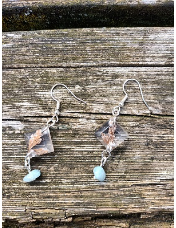 Oorbellen met blauwe calciet en gedroogde bloem in epoxy