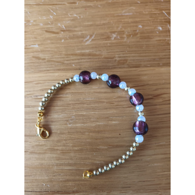 Armband met donkerrode glaskralen