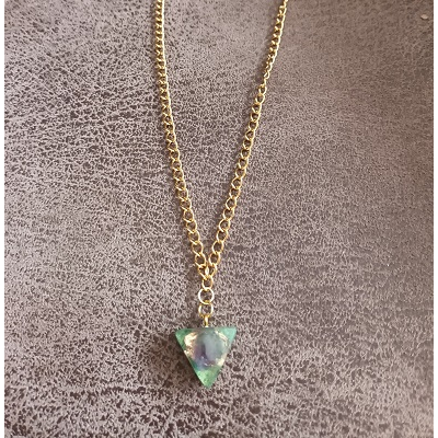 ketting  met epoxyhanger met daarin goudfolie en amethist
