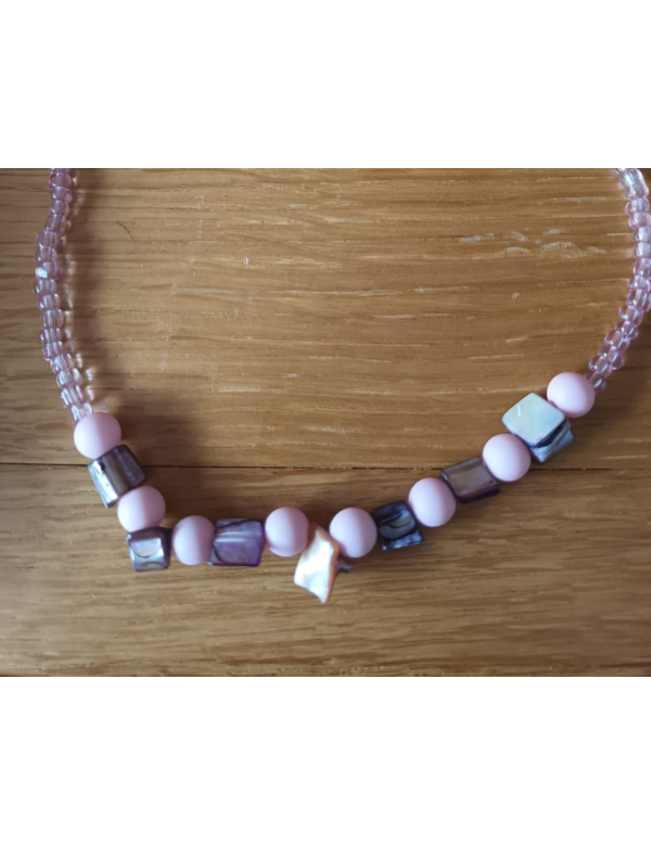 Ketting met parelmoer stukjes Ketting met parelmoer stukjes