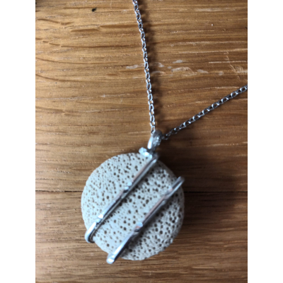 Platte lavasteen aan ketting