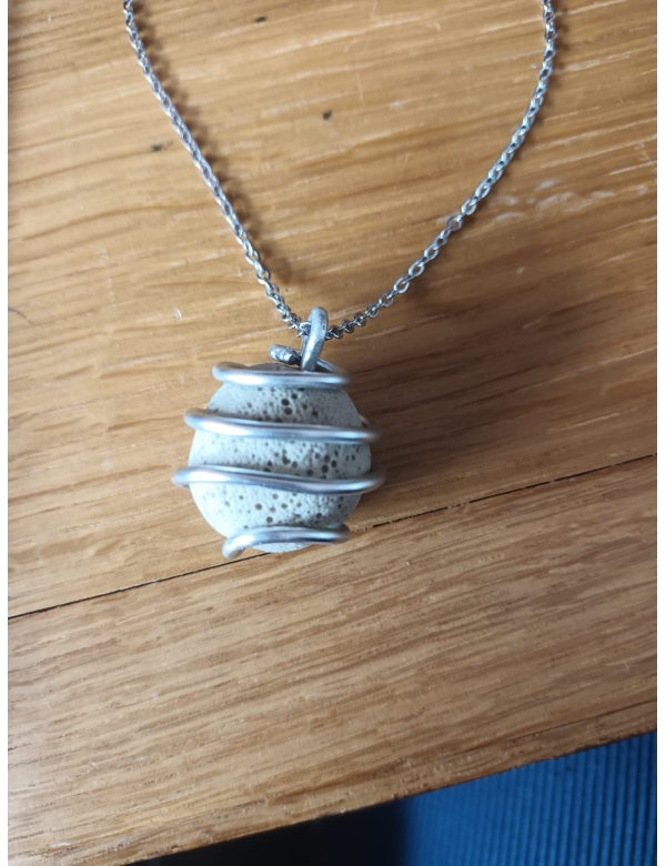 Lavasteen aan ketting