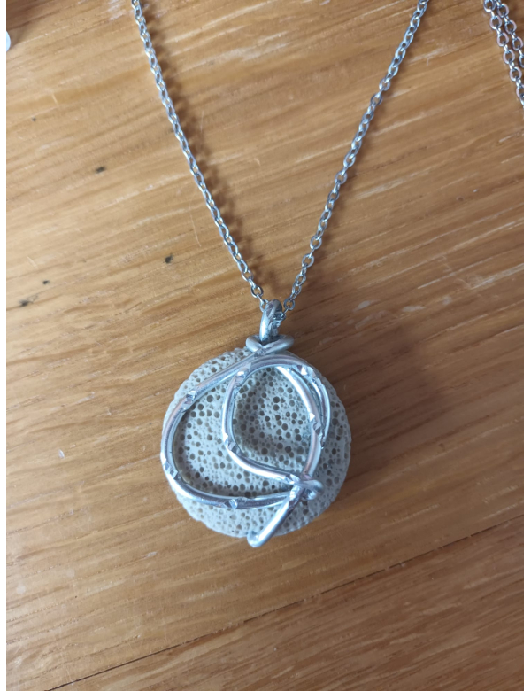 platte lavasteen met ketting