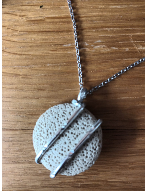 Platte lavasteen aan ketting