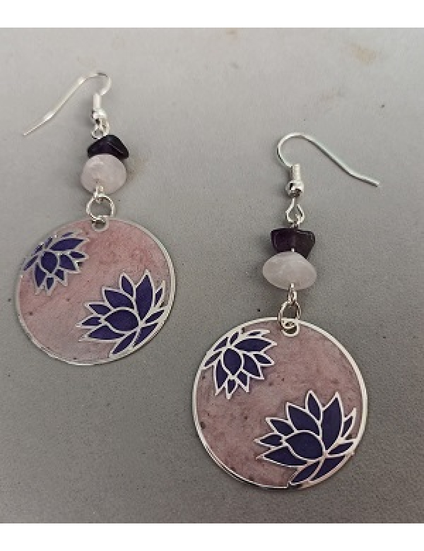 Lotusbloem glas in lood met rozenkwarts en amethist Lotusbloem glas in lood met rozenkwarts en amethist